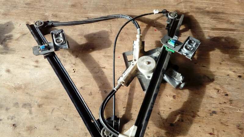 ELEVALUNAS DELANTERO DERECHO