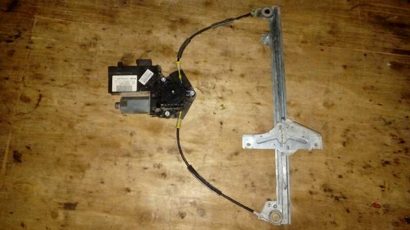 ELEVALUNAS DELANTERO DERECHO