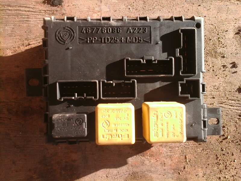 CAJA RELES - FUSIBLES