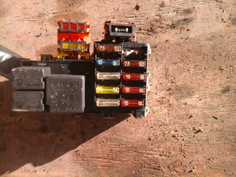 CAJA RELES - FUSIBLES