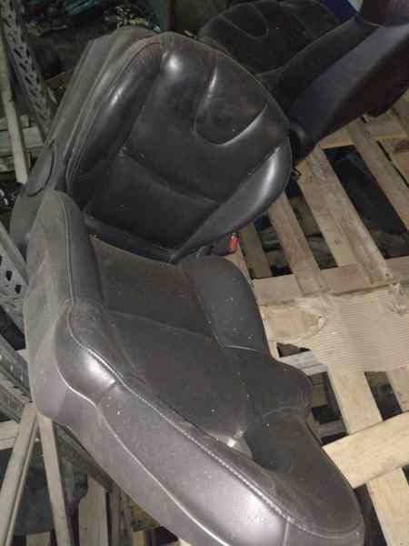 ASIENTO DELANTERO IZQUIERDO