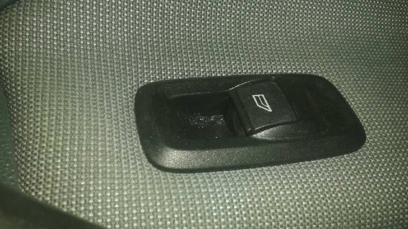 MANDO ELEVALUNAS DELANTERO DERECHO