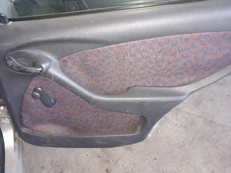 GUARNECIDO PUERTA TRASERA DERECHA