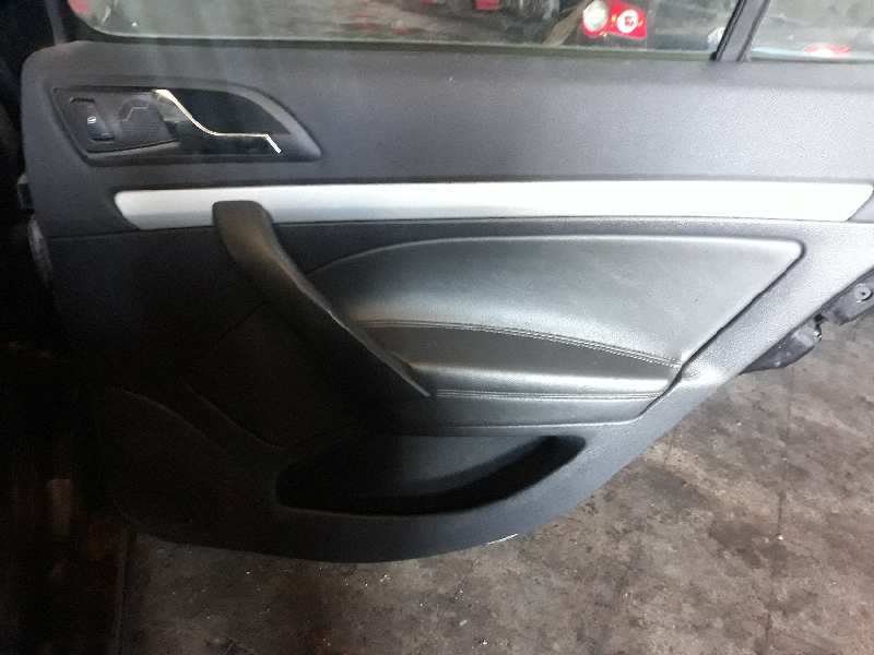 GUARNECIDO PUERTA TRASERA DERECHA