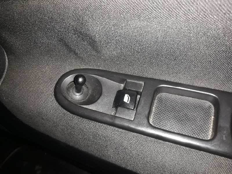 ELEVALUNAS DELANTERO DERECHO