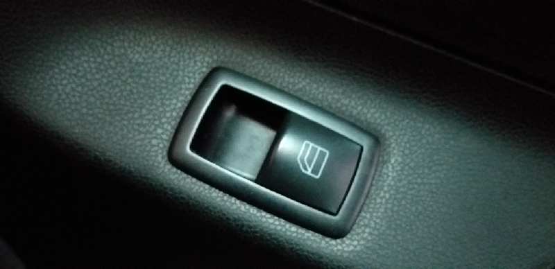 ELEVALUNAS TRASERO DERECHO