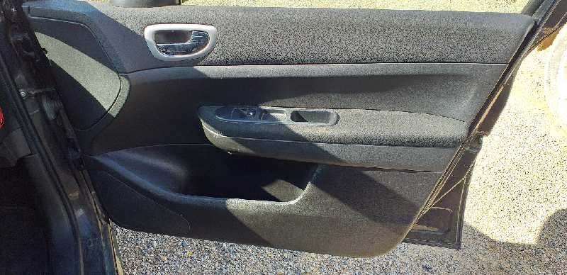 GUARNECIDO PUERTA DELANTERA DERECHA