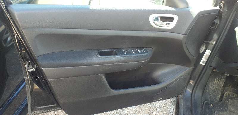 GUARNECIDO PUERTA DELANTERA IZQUIERDA