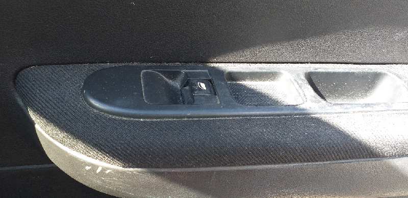 MANDO ELEVALUNAS DELANTERO DERECHO