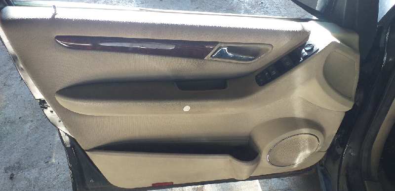 GUARNECIDO PUERTA DELANTERA IZQUIERDA