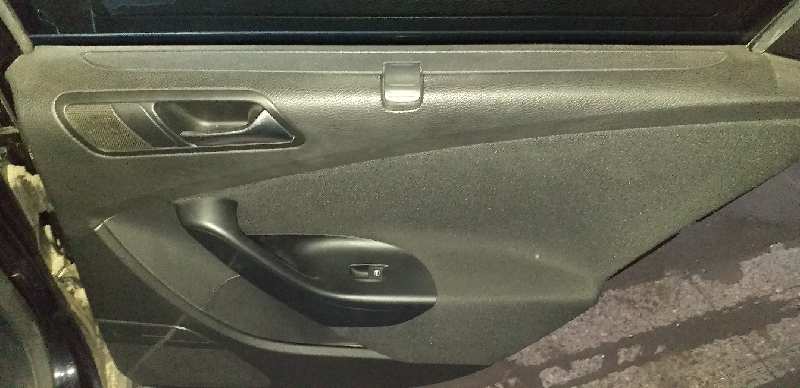 GUARNECIDO PUERTA TRASERA DERECHA