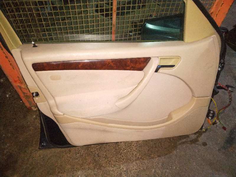 GUARNECIDO PUERTA DELANTERA IZQUIERDA