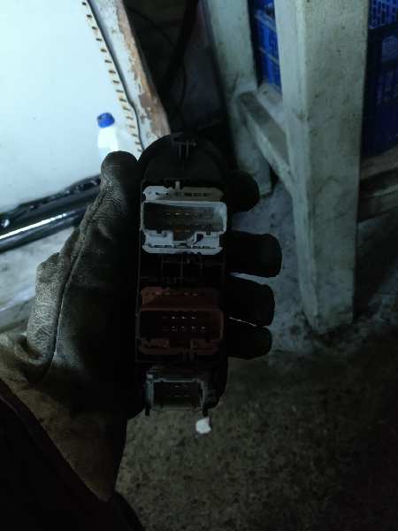 MANDO ELEVALUNAS DELANTERO IZQUIERDO 