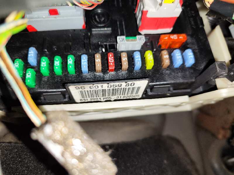 CAJA RELES / FUSIBLES