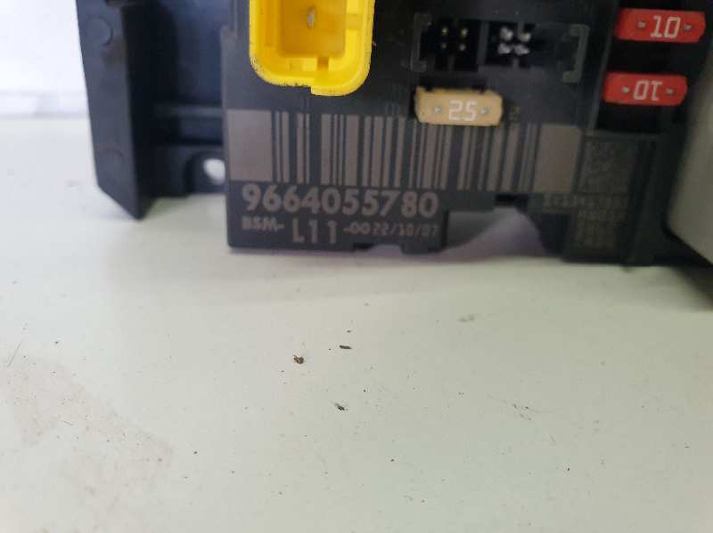 CAJA RELES / FUSIBLES