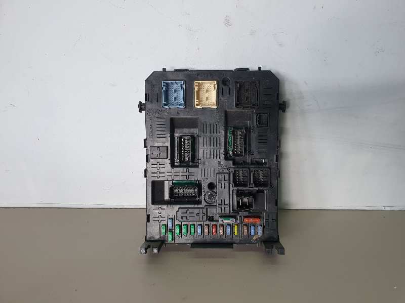 CAJA RELES / FUSIBLES