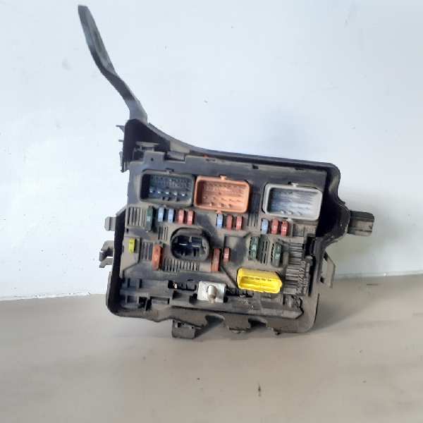 CAJA RELES / FUSIBLES