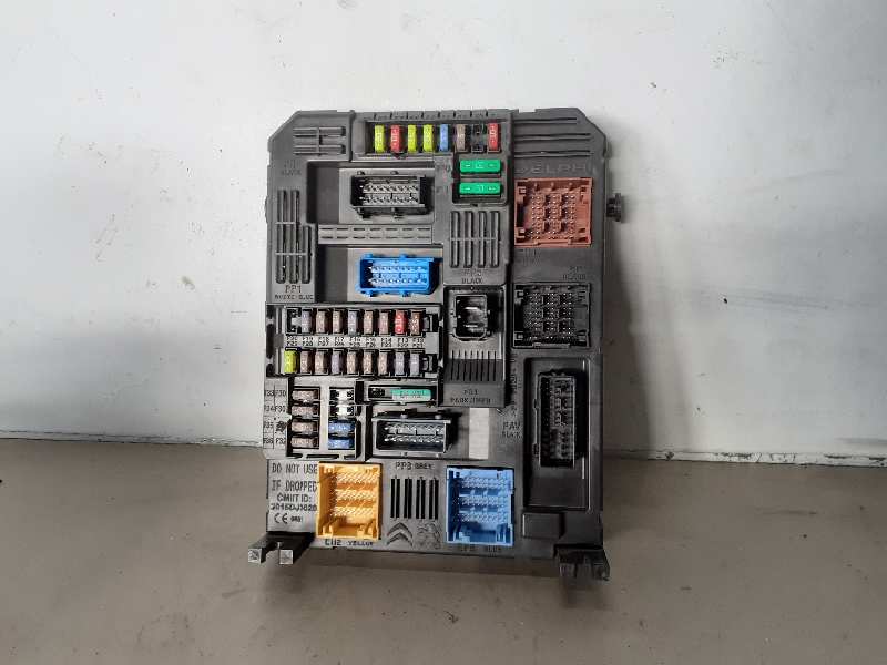 CAJA RELES / FUSIBLES