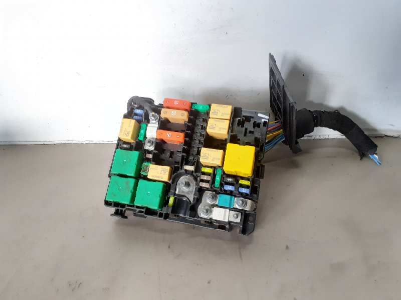 CAJA RELES / FUSIBLES