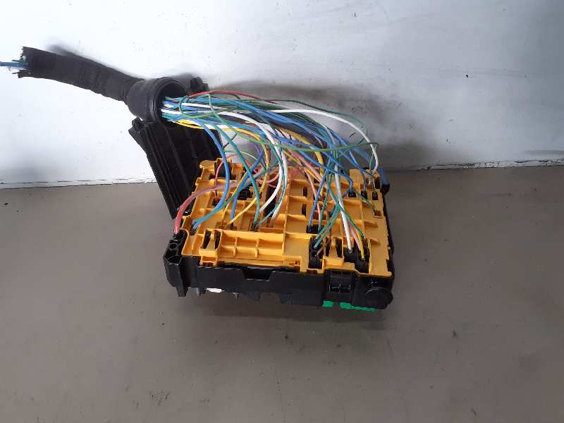 CAJA RELES / FUSIBLES