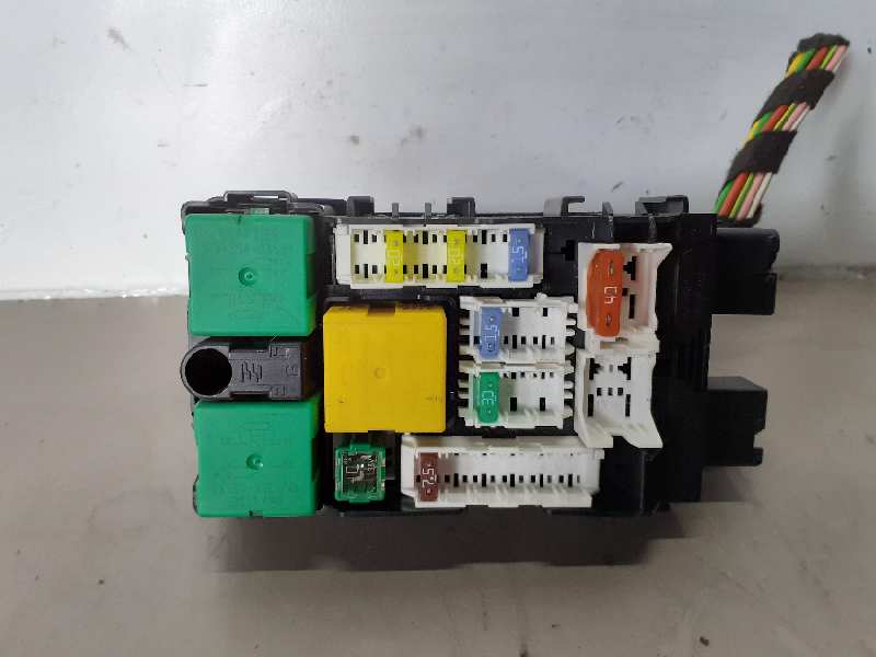 CAJA RELES / FUSIBLES