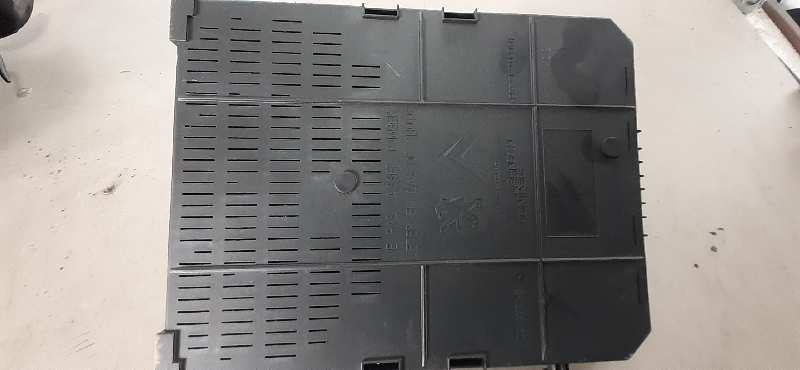 CAJA RELES / FUSIBLES