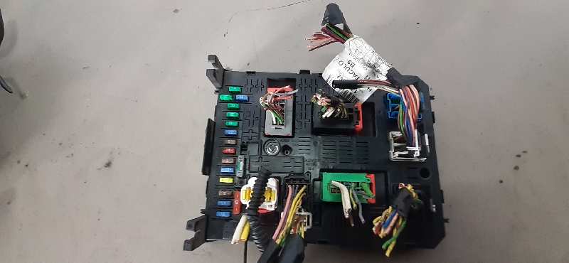 CAJA RELES / FUSIBLES