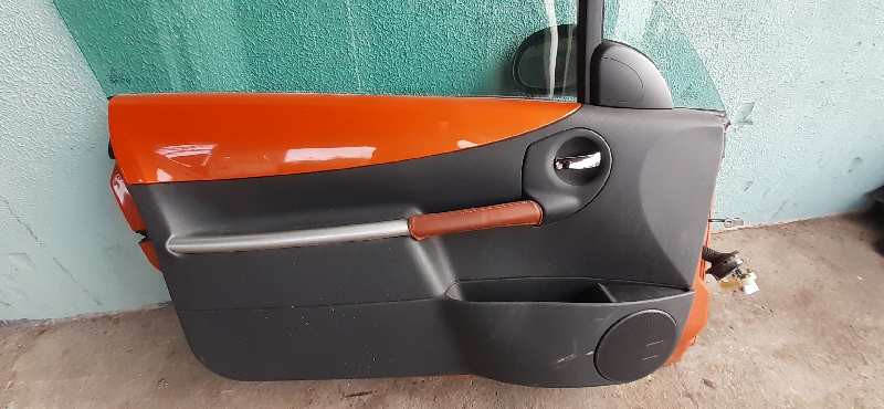 GUARNECIDO PUERTA DELANTERA IZQUIERDA