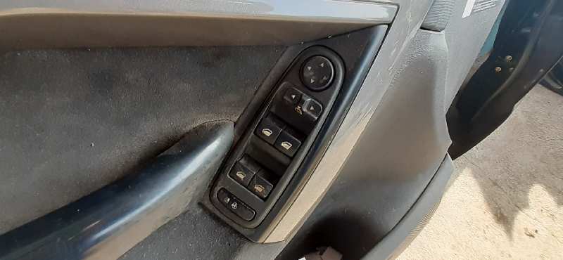 ELEVALUNAS DELANTERO IZQUIERDO