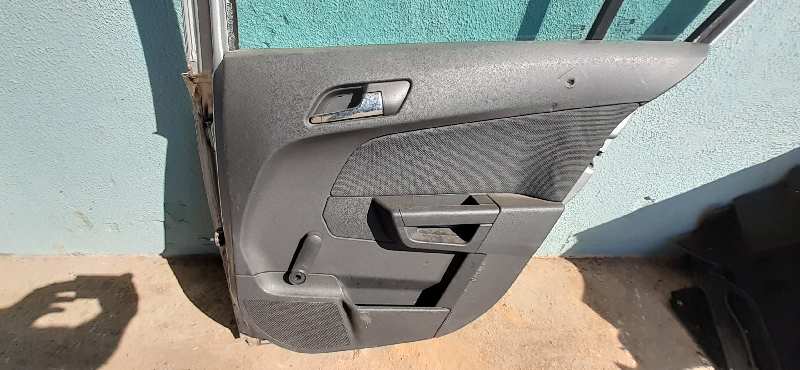 GUARNECIDO PUERTA TRASERA DERECHA