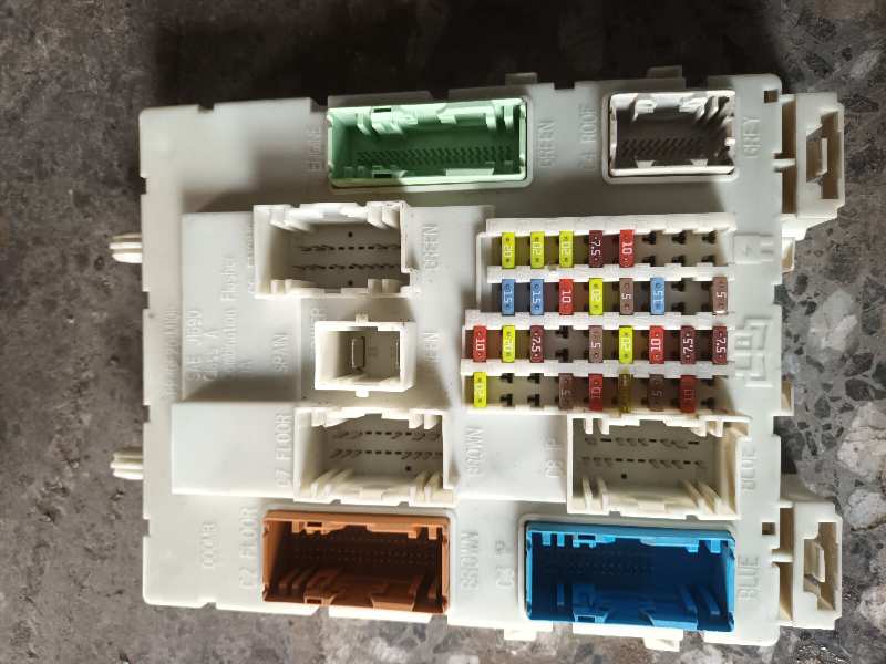 CAJA RELES / FUSIBLES