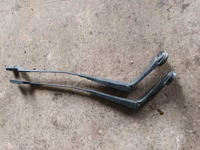 DERECHO  BRAZO LIMPIA DELANTERO IZQUIERDO FORD FOCUS LIM. (CB8)