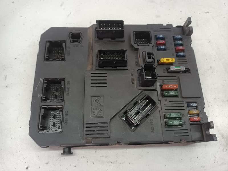 CAJA RELES / FUSIBLES