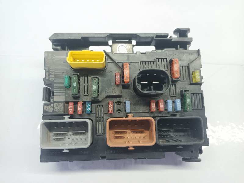 CAJA RELES / FUSIBLES