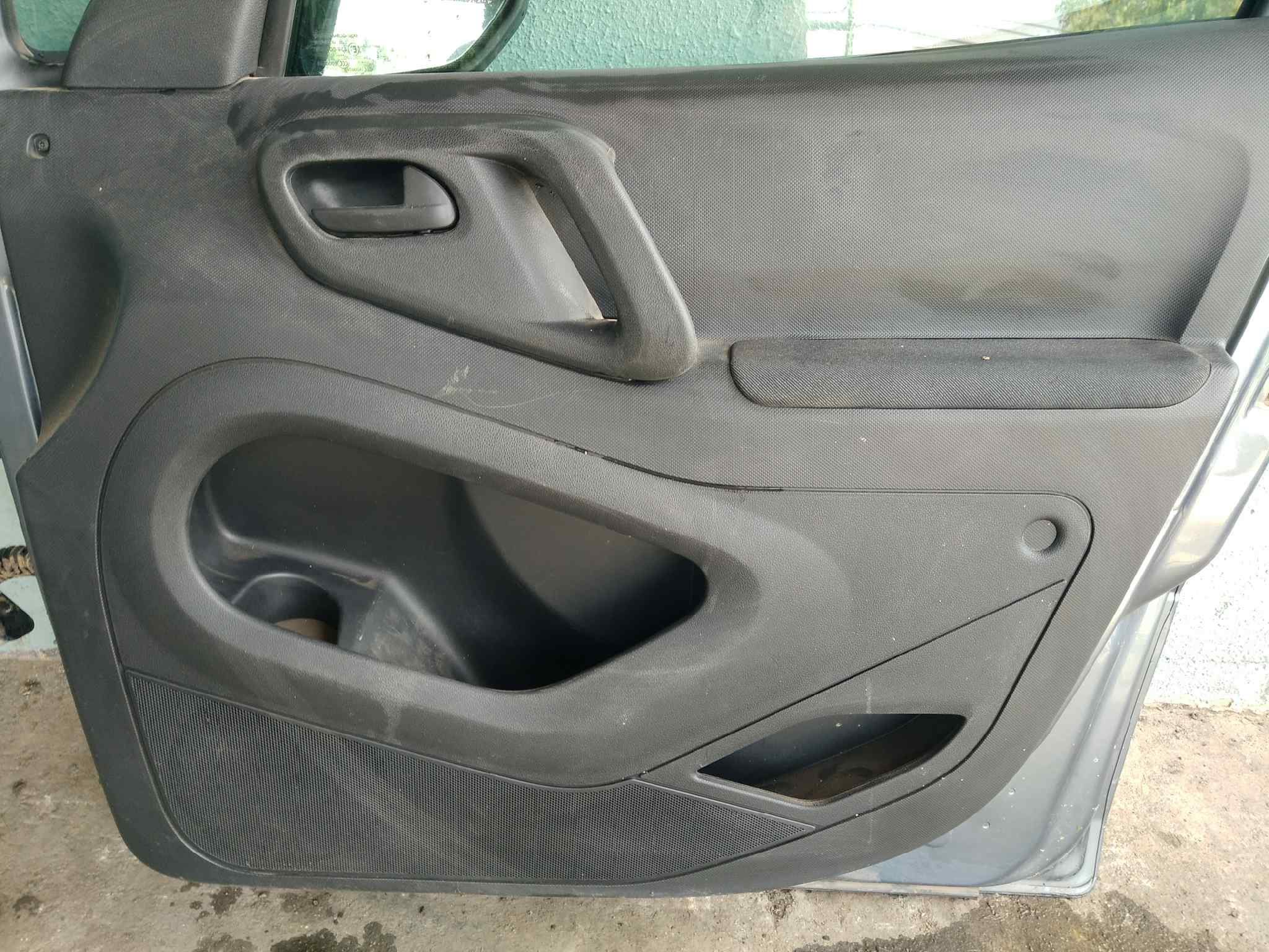 GUARNECIDO PUERTA DELANTERA DERECHA