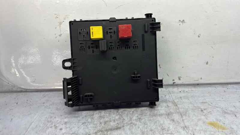 CAJA RELES / FUSIBLES