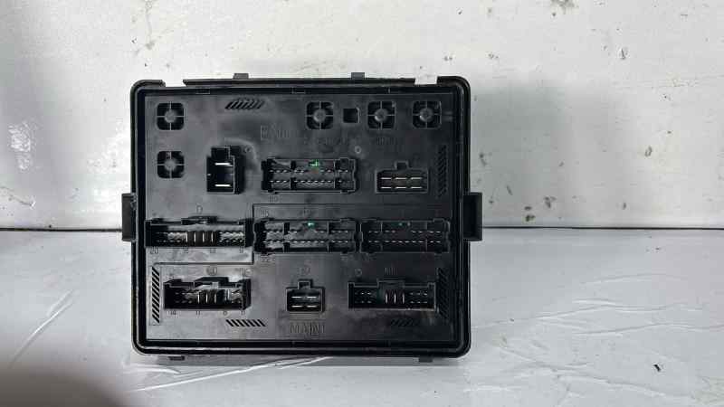 CAJA RELES / FUSIBLES