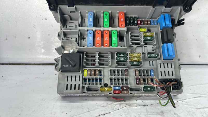 CAJA RELES / FUSIBLES