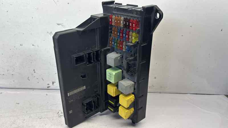 CAJA RELES / FUSIBLES