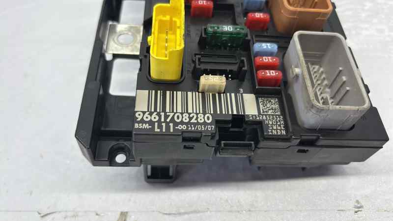 CAJA RELES / FUSIBLES