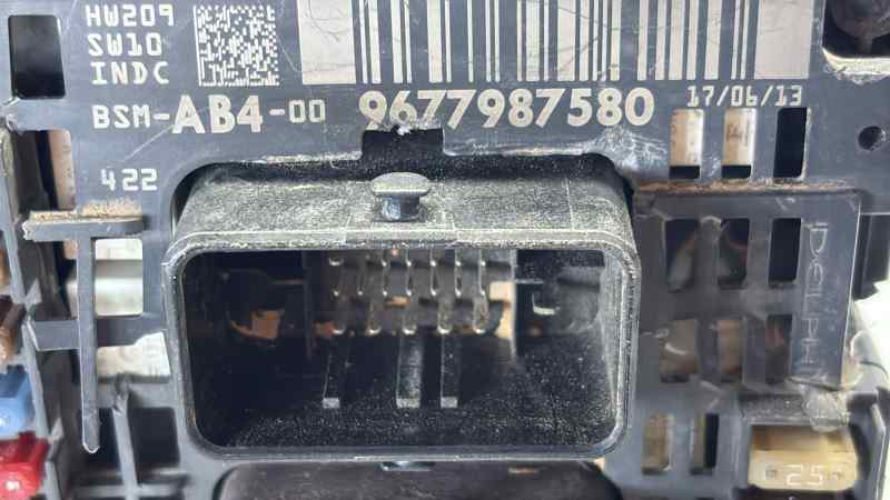 CAJA RELES / FUSIBLES