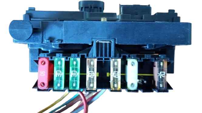 CAJA RELES / FUSIBLES