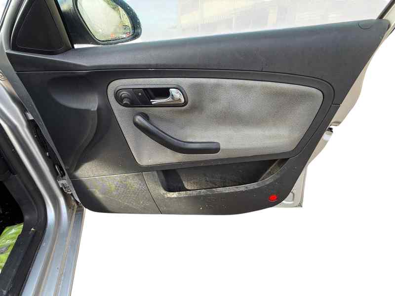 GUARNECIDO PUERTA DELANTERA DERECHA