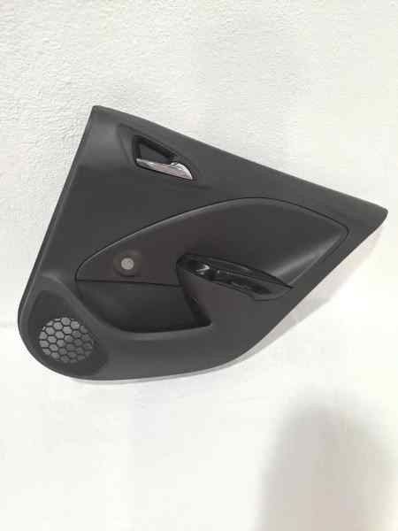 GUARNECIDO PUERTA DELANTERA DERECHA