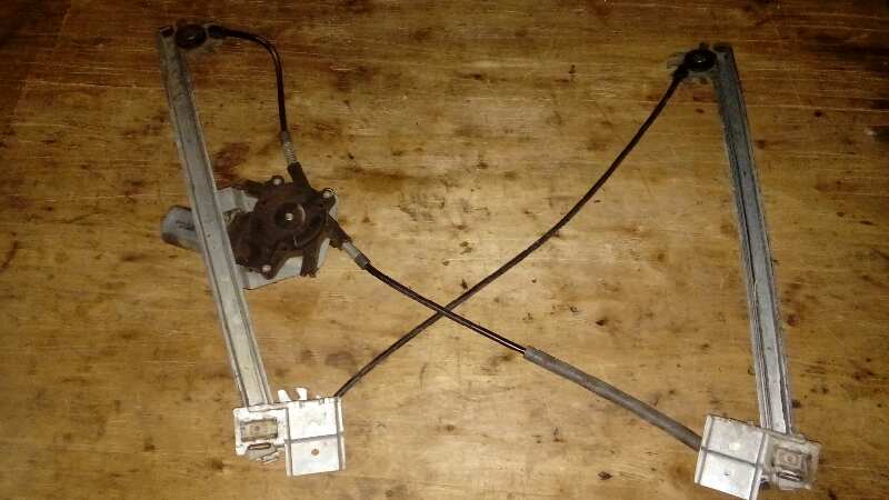 ELEVALUNAS DELANTERO DERECHO