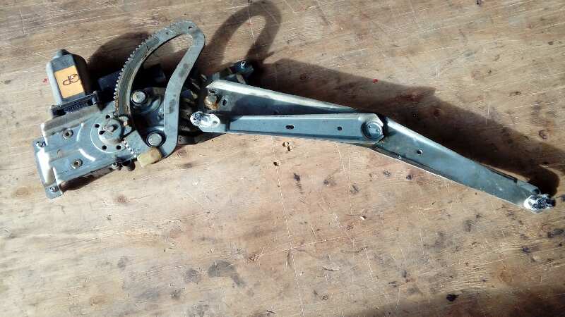 ELEVALUNAS DELANTERO DERECHO