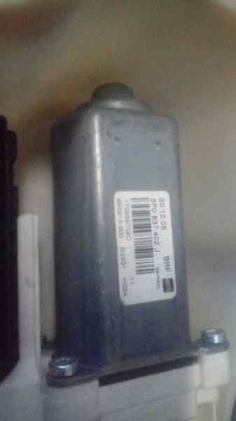 ELEVALUNAS DELANTERO DERECHO