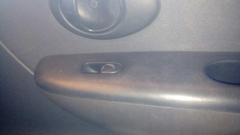 MANDO ELEVALUNAS DELANTERO DERECHO