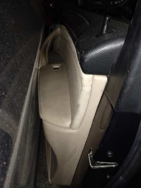 GUARNECIDO PUERTA DELANTERA DERECHA