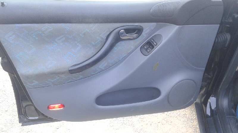 GUARNECIDO PUERTA DELANTERA IZQUIERDA